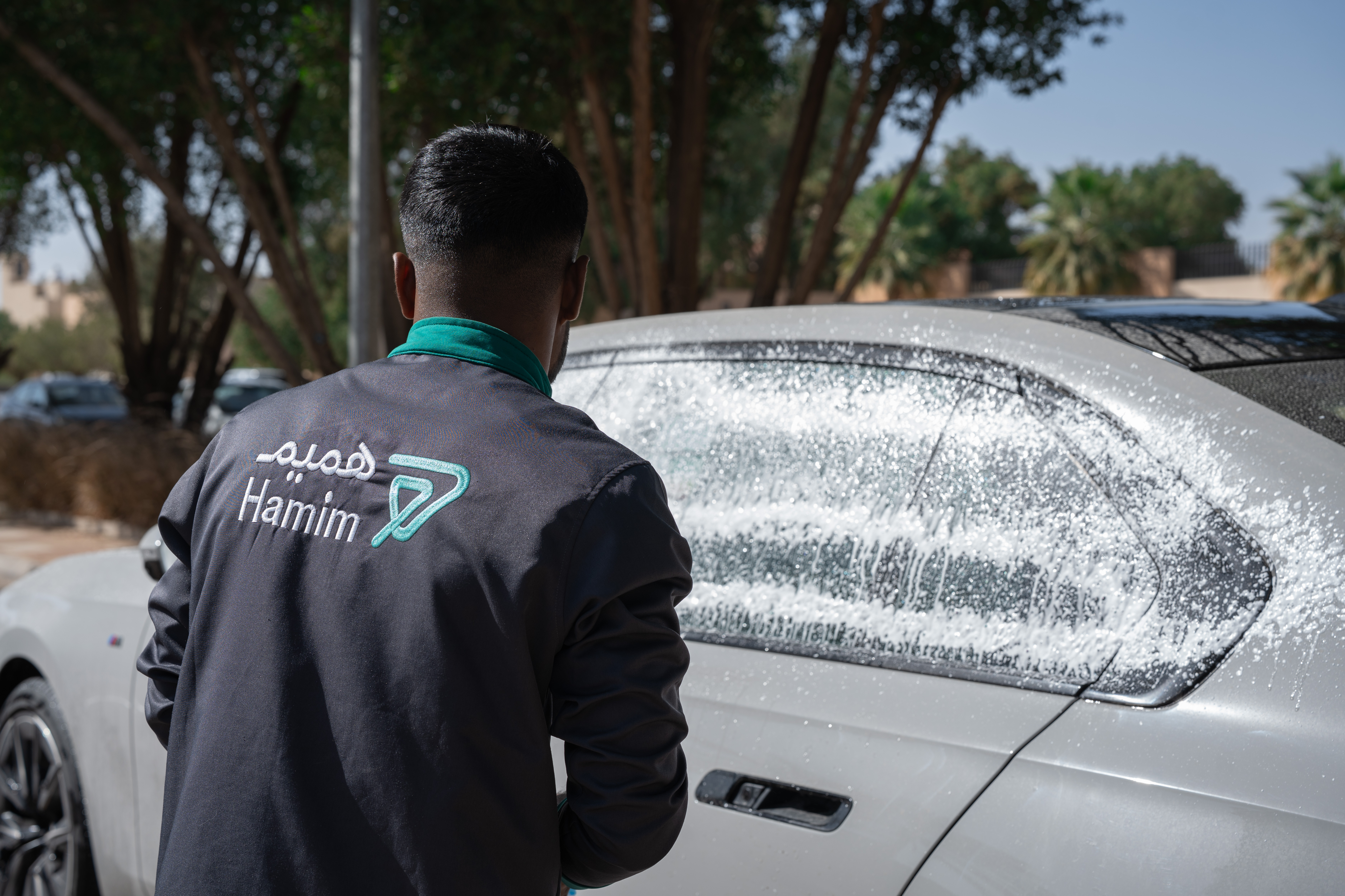 أسطول سيارات تطبيق هميم لغسيل السيارات المتنقل في أحياء بريدة
