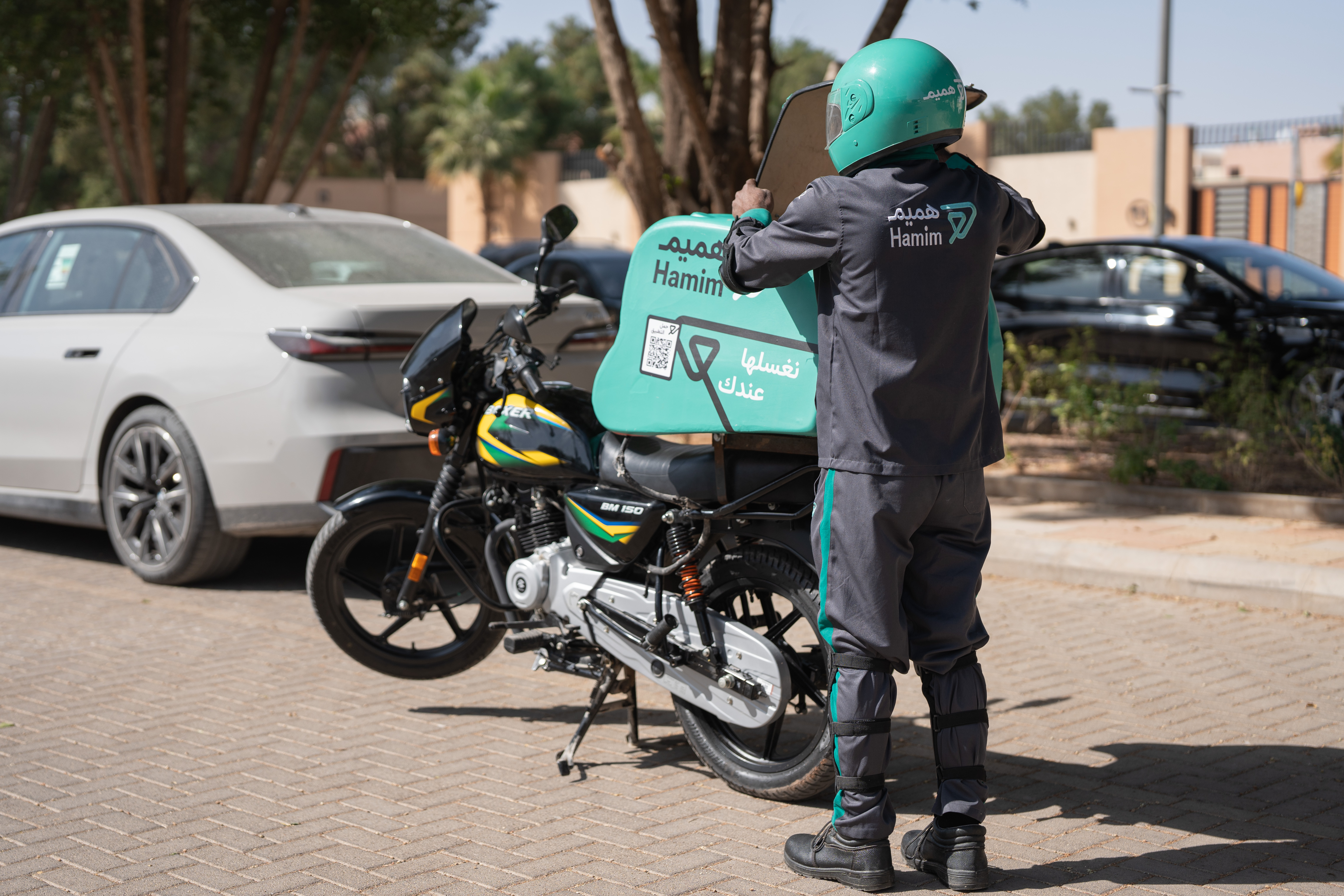 أسطول سيارات تطبيق هميم لغسيل السيارات المتنقل في شوارع الرياض