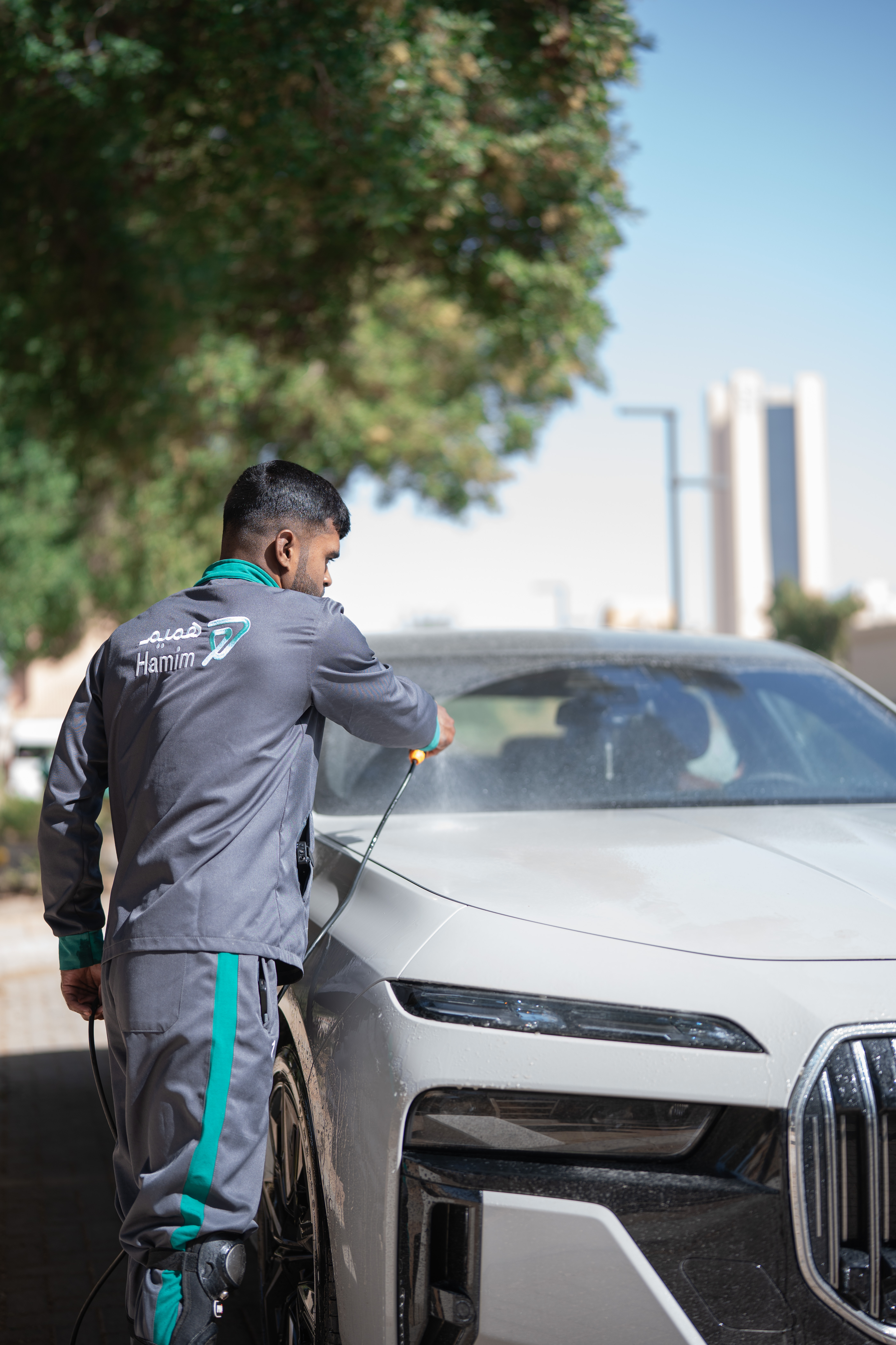 فريق هميم يقوم بغسيل سيارة متنقل في حي الملقا بالرياض